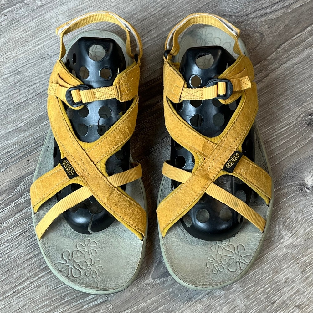 Keen Bali Strap Sandals Womens 9 Mustard Yellow Suede Outdoor Hiking Shoes 5137